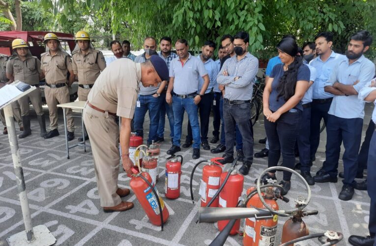 Cleanliness drive was conducted under the leadership of Fire Officer Mayapur Haridwar Shri Pratap Singh Rana due to Fire Service Week and under the program