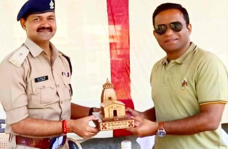 Additional Superintendent of Police Swapna Kishore Singh honored by the Rudraprayag Superintendent of Police today for their hard work.