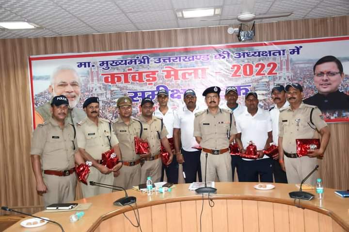 “Policemen were honored by Dr. Yogendra Singh Rawat, DIG/SSP Haridwar, for encouraging the soldiers who did excellent work in this kavad mela”