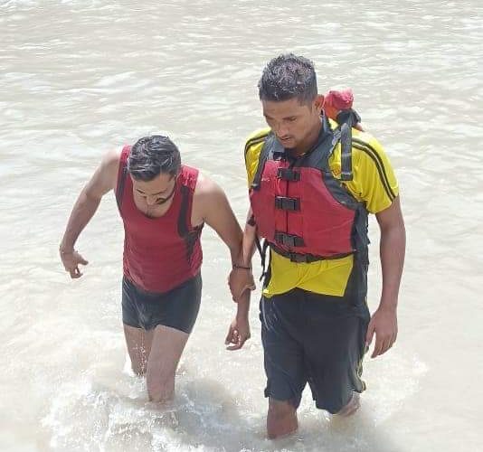 Haridwar Police, S.D.R.F. And divers of 40 BN PAC Haridwar are constantly becoming the support of drowning