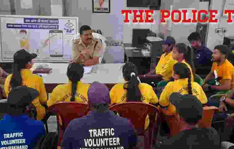 “SP Traffic Udham Singh Nagar meeting with traffic volunteers for smooth traffic, necessary guidelines given.”