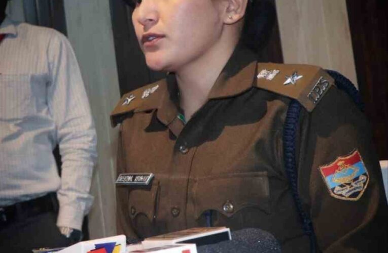 “Arrest of the brother of the main accused in paper leak case,Information given by In-charge SIT and SP Crime Mrs. Rekha Yadav in Police Office Roshanabad “