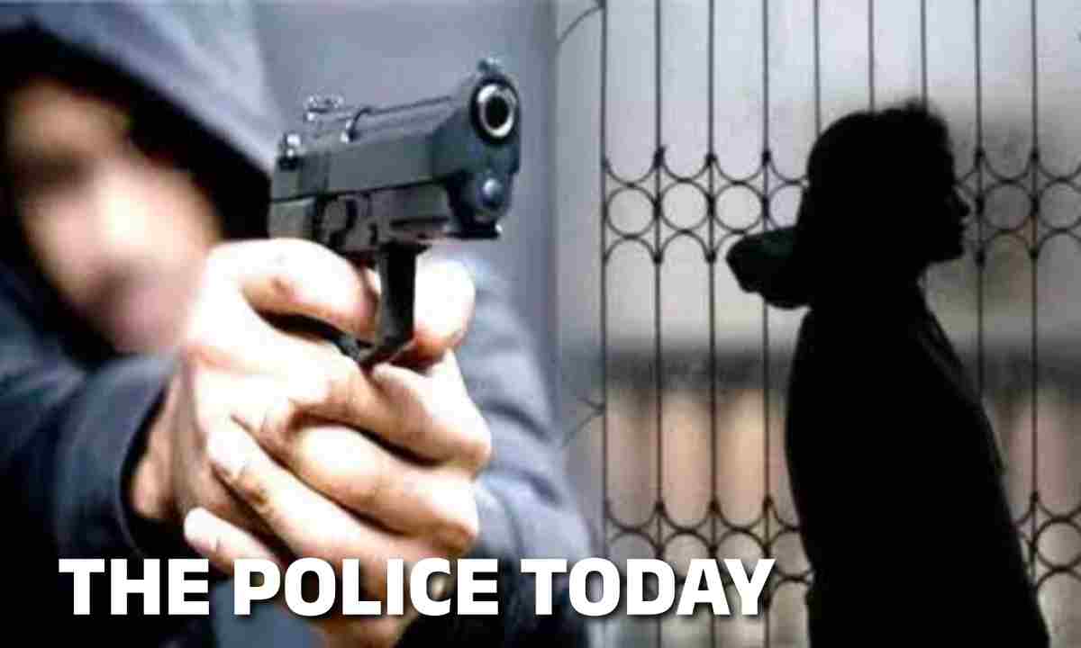 दिल्ली कोर्ट मे वकील बनकर आये इस व्यक्ति नें मारी सरेआम महिला को गोलियाँ,जानिये कौन है ये हमलावर,महिला की हालत गंभीर,