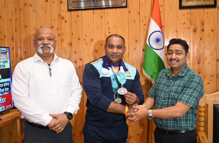 उत्तराखण्ड पुलिस के उपनिरीक्षक मुकेश पाल द्वारा कनाडा में गाड़ा झंडा उत्तराखण्ड पुलिस महानिदेशक अशोक कुमार व अमित कुमार सिन्हा नें दी शुभकामनायें