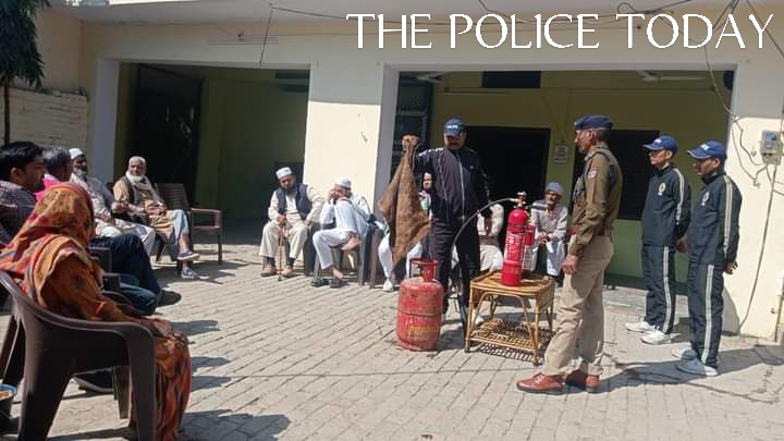 “Fire Safety in Village” campaign.  Fire Service Unit Laksar team gave information about fire extinguishing equipment to more than 135 villagers of village Khadanja Qutubpur.   is being run by Haridwar Police.