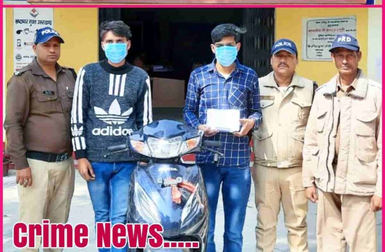 “Two robbers who stole mobile phones were caught by the police. The stolen mobile phone and the vehicle used in the incident were recovered from their possession.”