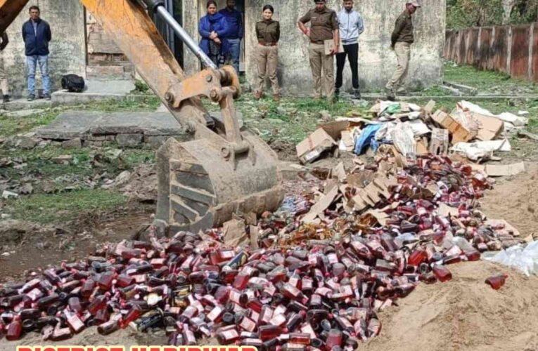 2000 liters of English and country liquor destroyed, campaign going on across the district on the orders of SSP haridwar.