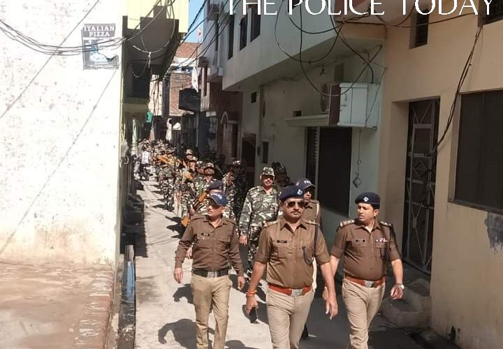 In the view of upcoming Lok Sabha elections 2024, Haridwar Police along with Paramilitary Force personnel conducted flag march in sensitive areas of Kotwali Mangalore.
