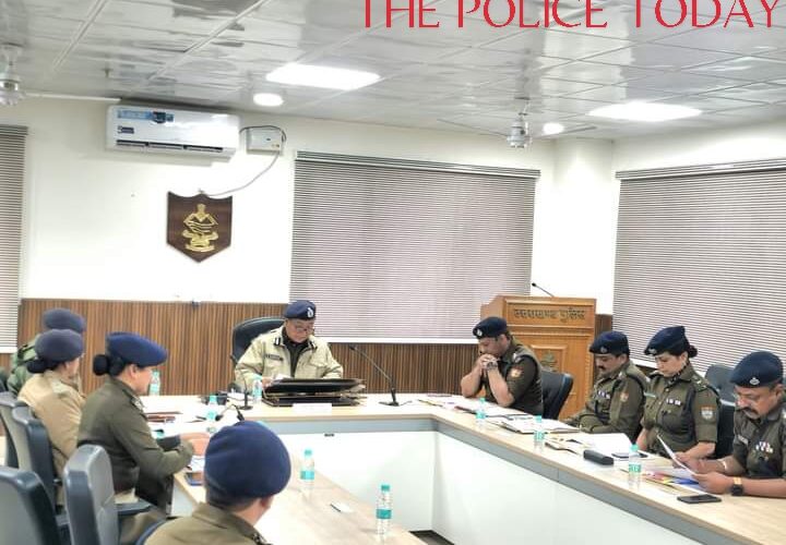 Karan Singh Nagnyal, Inspector General of Police, Garhwal Range, held a crime review meeting with all the district in-charges of the range in the auditorium located at Sardar Patel Bhawan and gave necessary instructions.