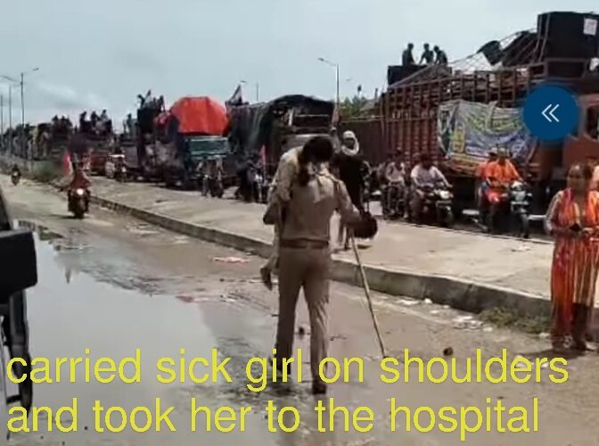 Seeing the girl’s illness and trouble, Sub Inspector Pankaj Kumar and other policemen posted on Kanwar Yatra duty picked her and take to the hospital on his shoulders.